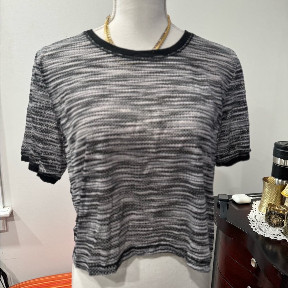 Black and White cropped t-shirt with crew neck and short sleeves